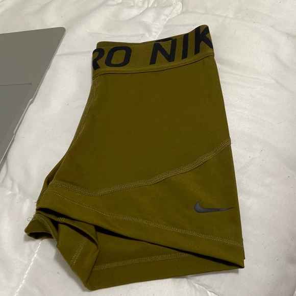 Nike pro shorts size small